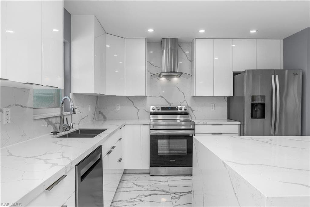 2524 Dora CT, LEHIGH ACRES FL 33971-3