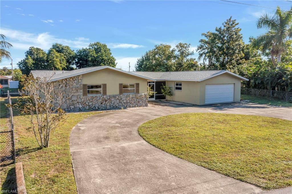 1366 Sunrise DR, NORTH FORT MYERS FL 33917-1