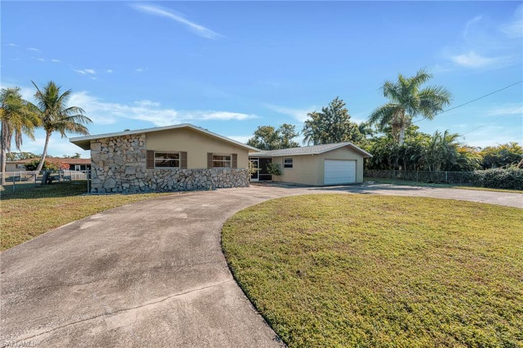 1366 Sunrise DR, NORTH FORT MYERS FL 33917-40
