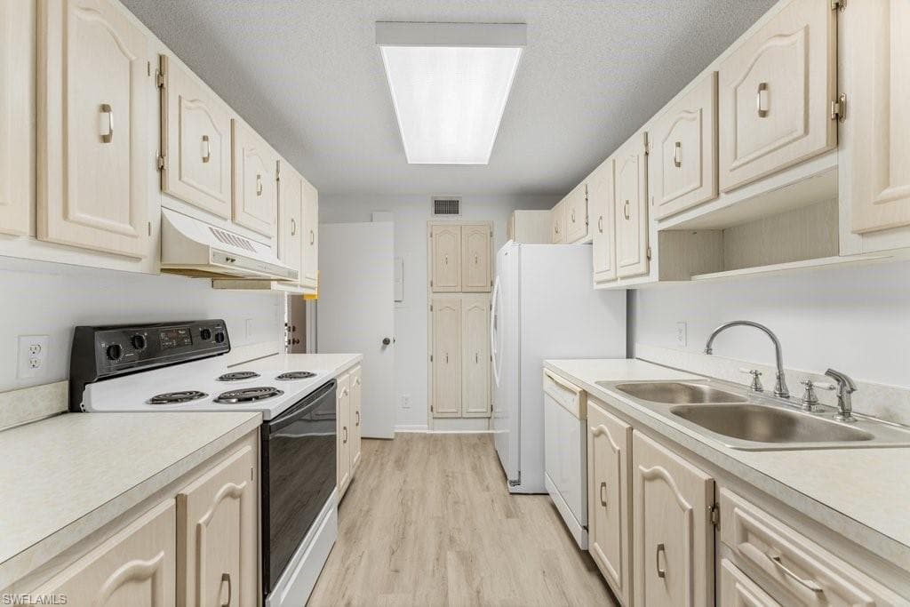 200 Pebble Beach BLVD # D103, NAPLES FL 34113-5