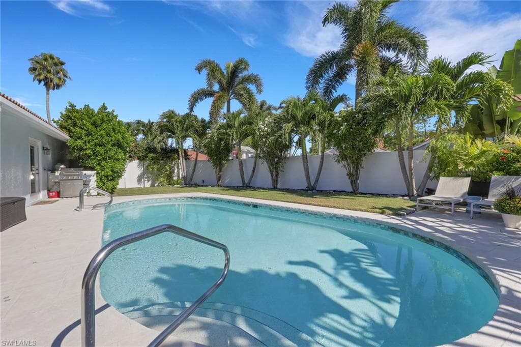 1151 Jardin DR, NAPLES FL 34104-26