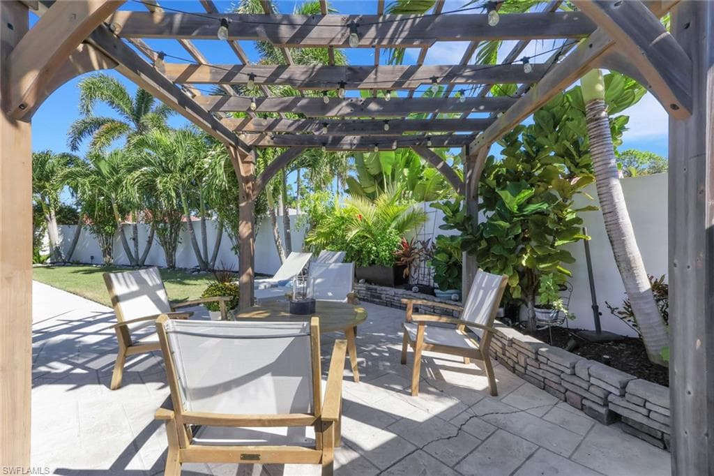 1151 Jardin DR, NAPLES FL 34104-31