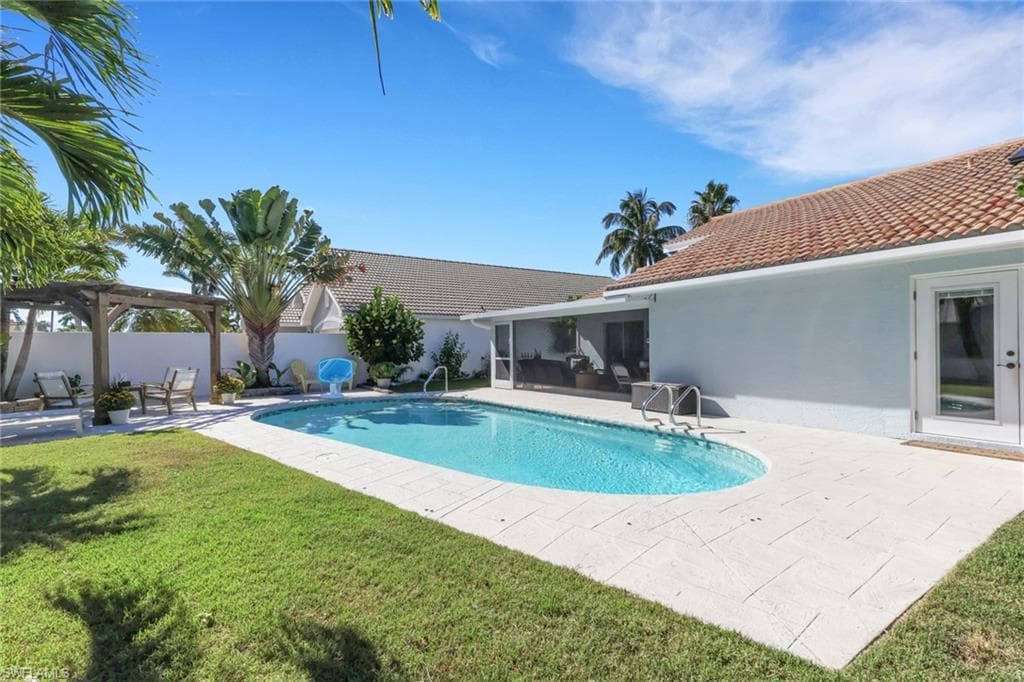 1151 Jardin DR, NAPLES FL 34104-33