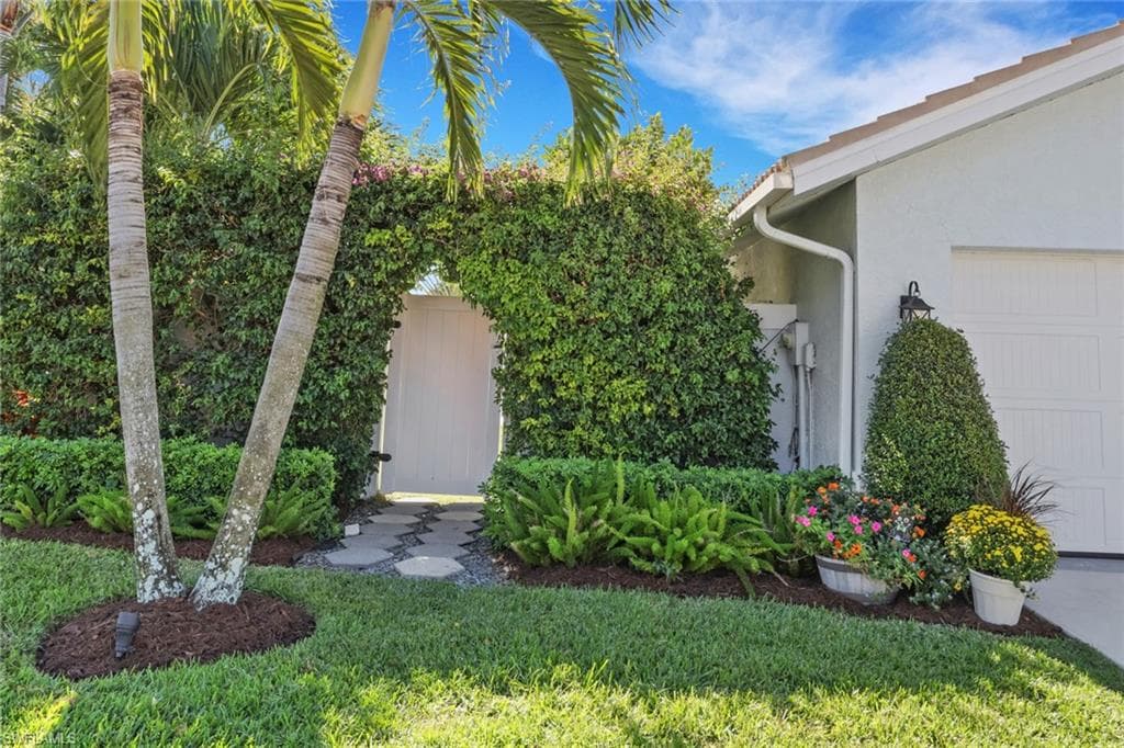 1151 Jardin DR, NAPLES FL 34104-36