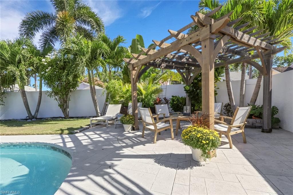 1151 Jardin DR, NAPLES FL 34104-30