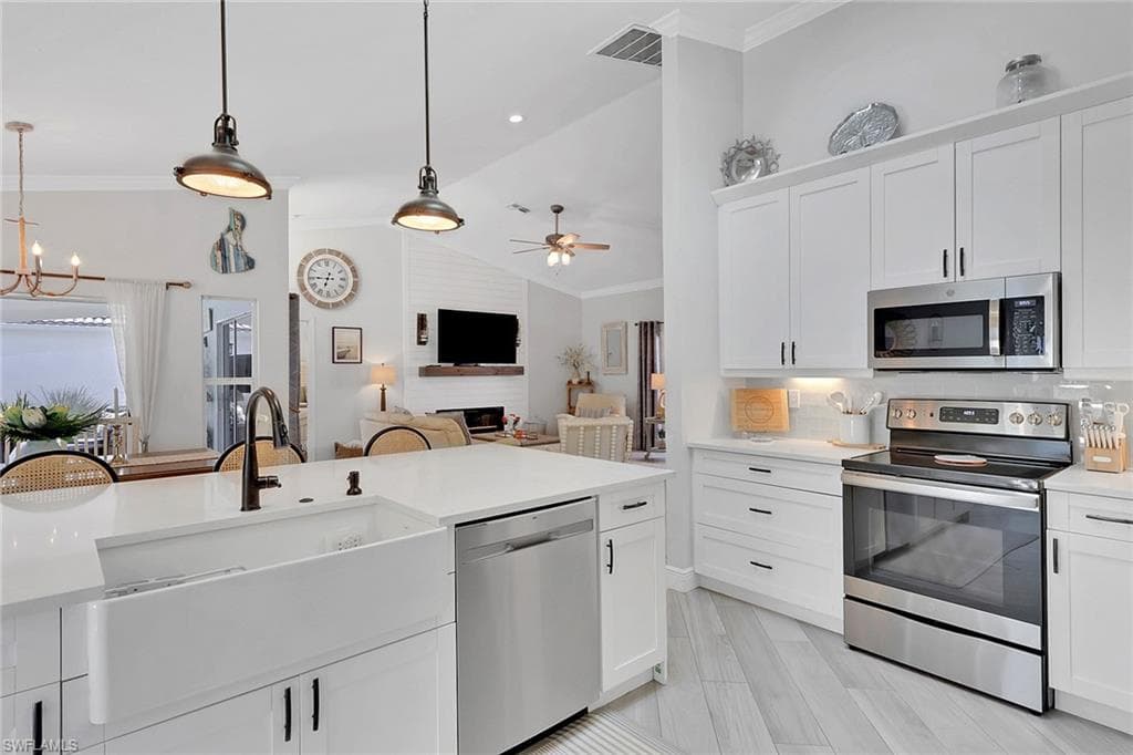 1151 Jardin DR, NAPLES FL 34104-7