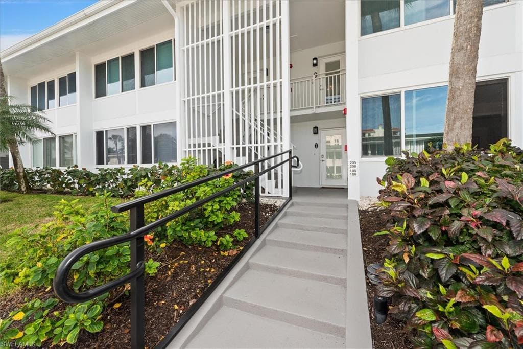 1065 Gulf Shore BLVD N # 205, NAPLES FL 34102-5