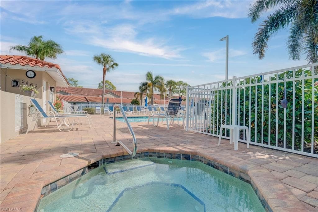 5869 Cobblestone LN # E101, NAPLES FL 34112-24