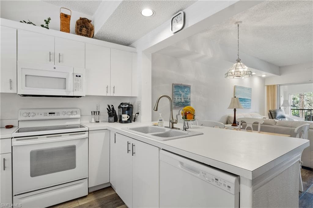 1044 Woodshire LN # B205, NAPLES FL 34105-3