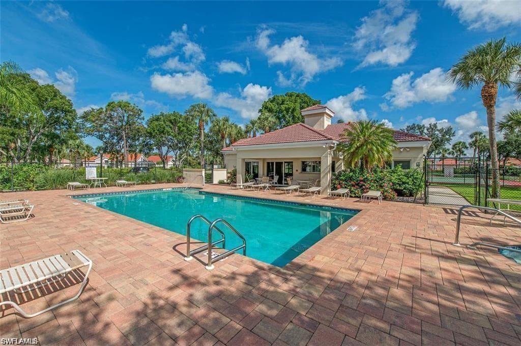 335 Pindo Palm DR, NAPLES FL 34104-35