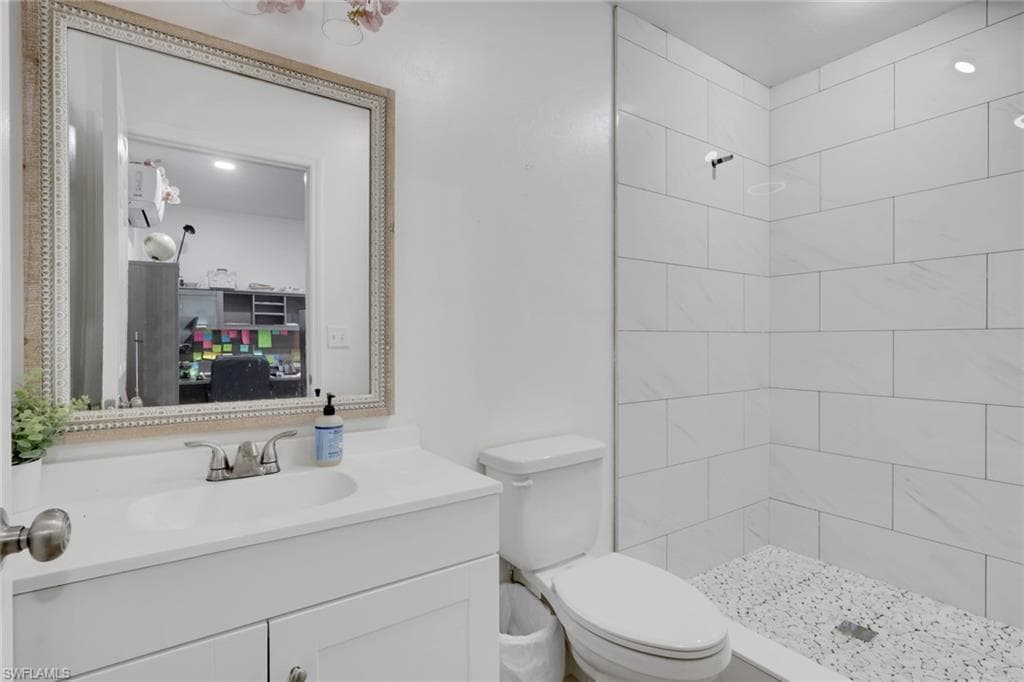 8117 Breeze DR, NORTH FORT MYERS FL 33917-28