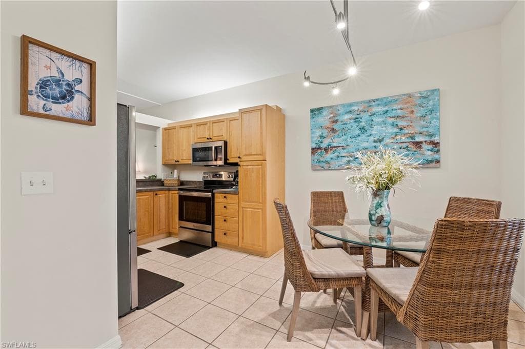 465 Robin Hood CIR # 101, NAPLES FL 34104-9