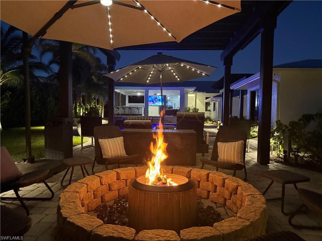 1555 Crayton RD, NAPLES FL 34102-1