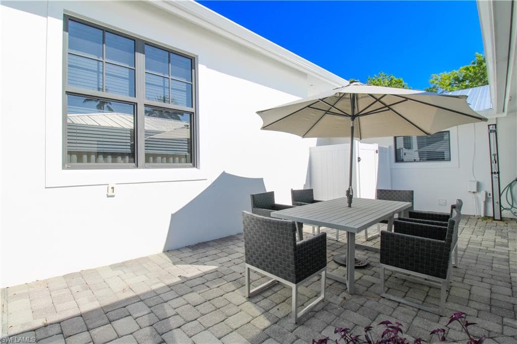 1555 Crayton RD, NAPLES FL 34102-41