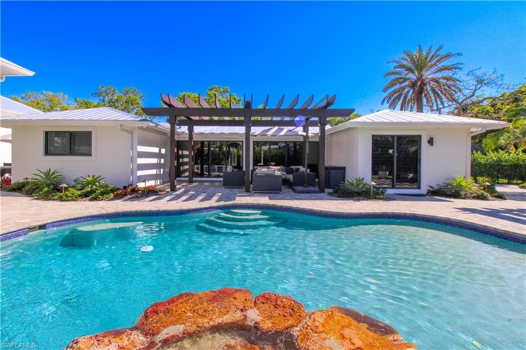 1555 Crayton RD, NAPLES FL 34102-33