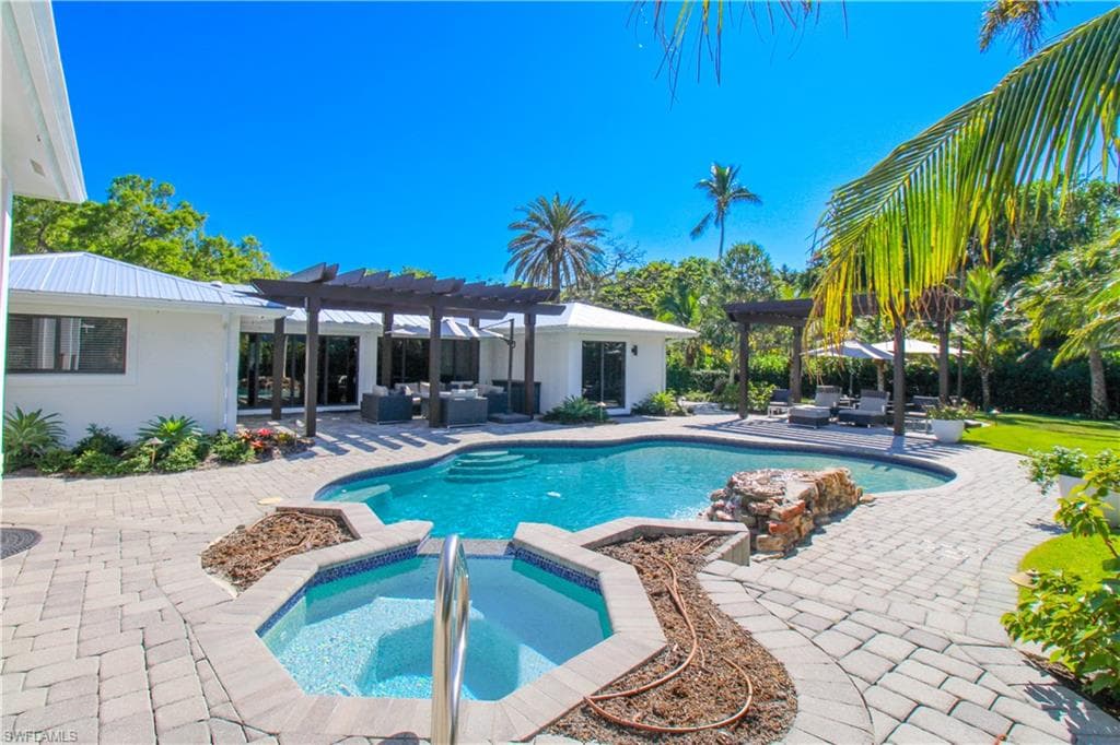 1555 Crayton RD, NAPLES FL 34102-37