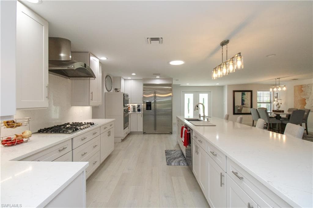 1555 Crayton RD, NAPLES FL 34102-9