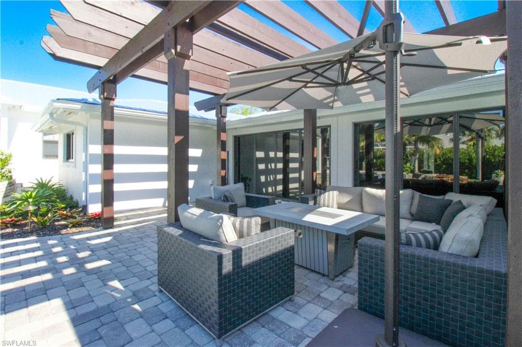 1555 Crayton RD, NAPLES FL 34102-40