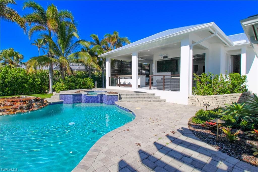 1555 Crayton RD, NAPLES FL 34102-36