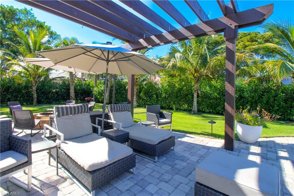 1555 Crayton RD, NAPLES FL 34102-39