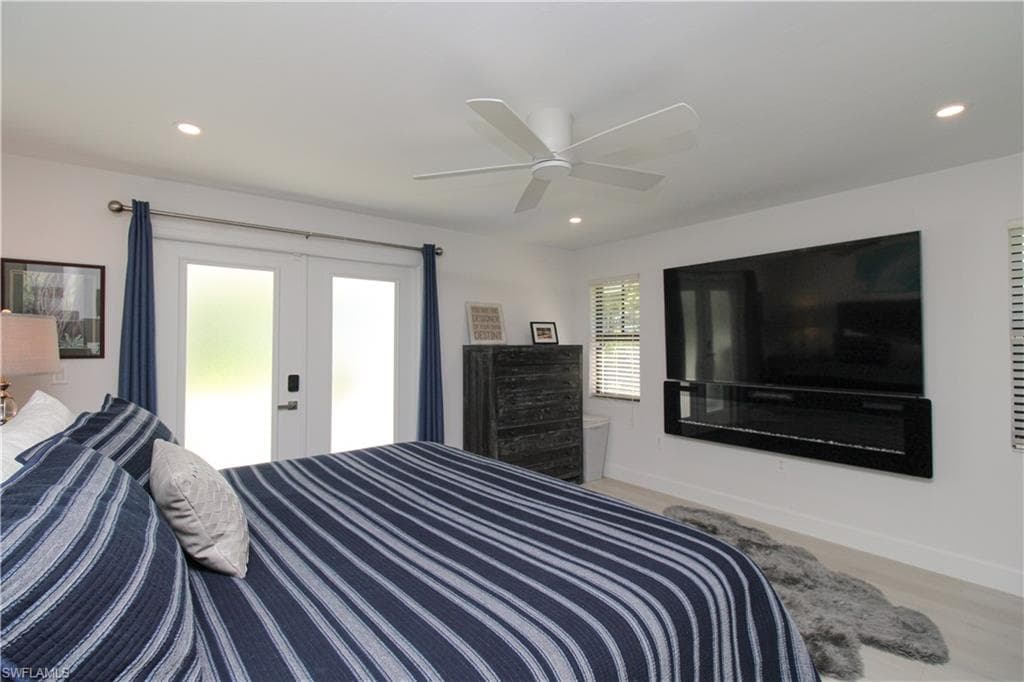 1555 Crayton RD, NAPLES FL 34102-20