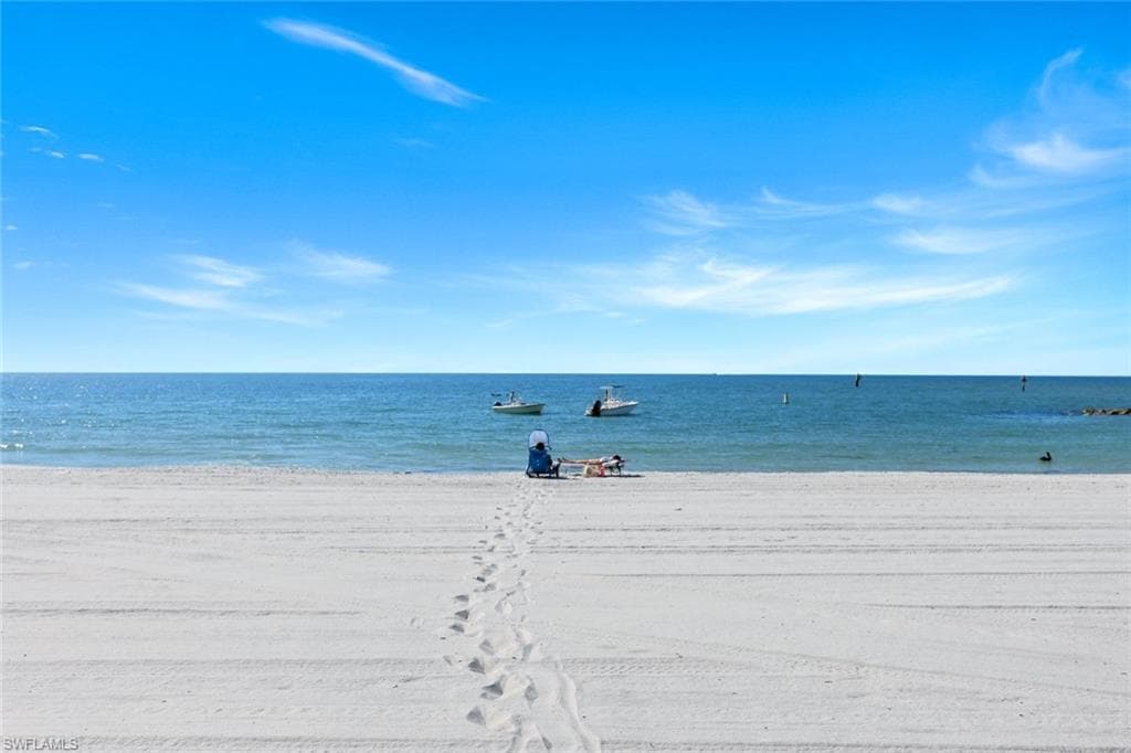 2211 Gulf Shore BLVD N C4-17