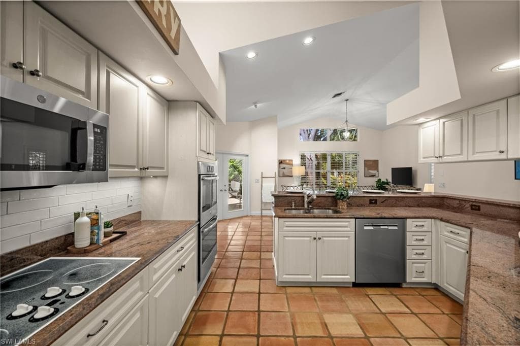 1923 Blackstone CIR, NAPLES FL 34109-32