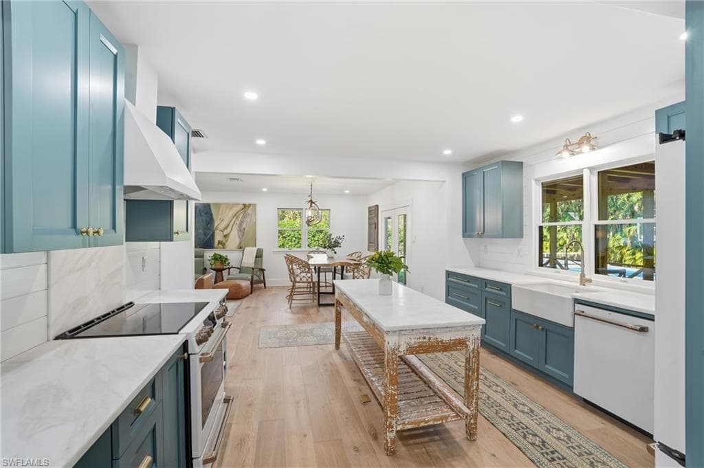 6260 Waxmyrtle WAY, NAPLES FL 34109-10