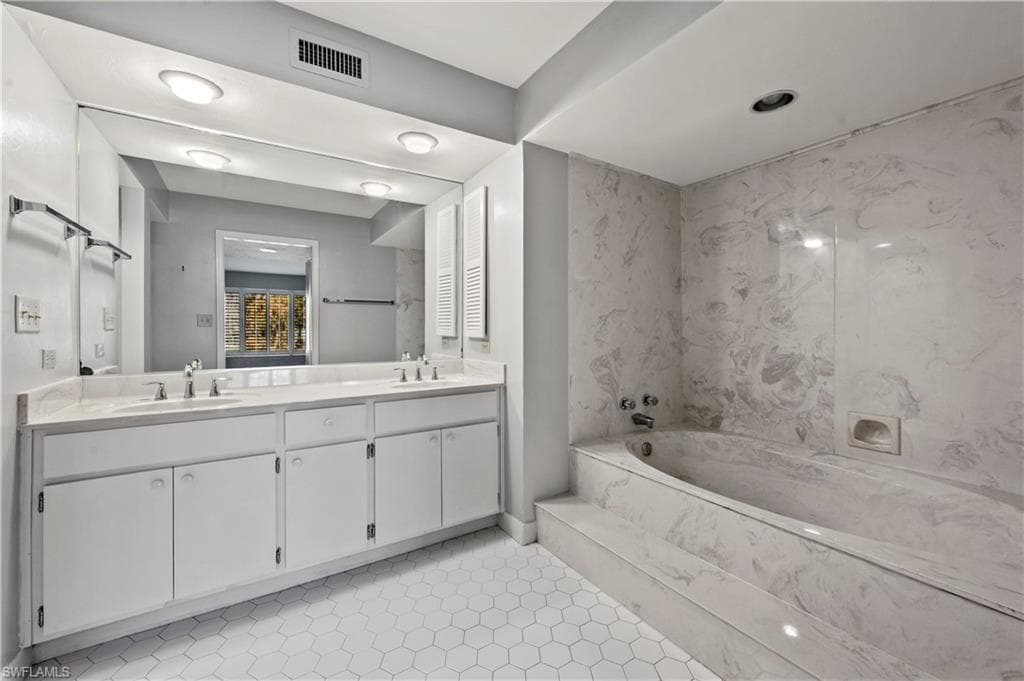 100 Wyndemere WAY # A203, NAPLES FL 34105-4