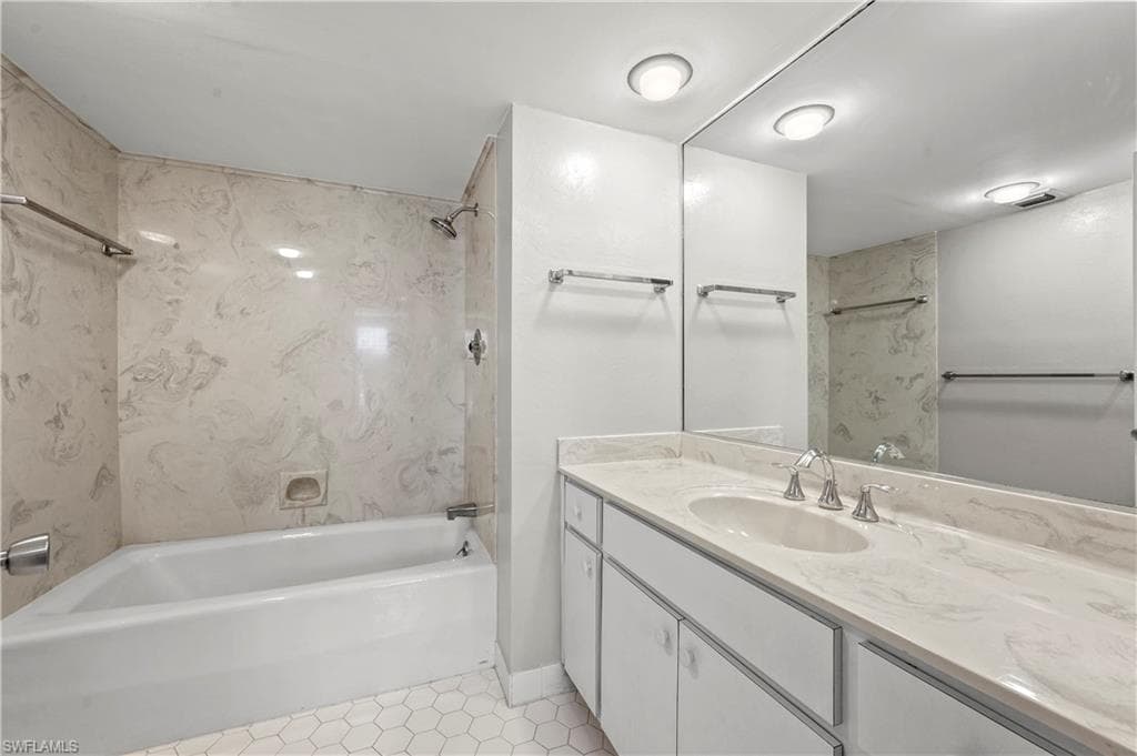 100 Wyndemere WAY # A203, NAPLES FL 34105-7