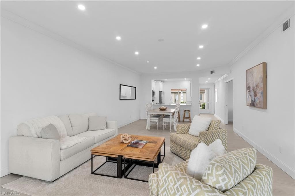 700 Saratoga CIR # 101, NAPLES FL 34104-8