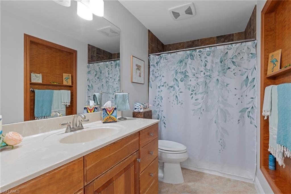 2569 Outrigger LN, NAPLES FL 34104-26