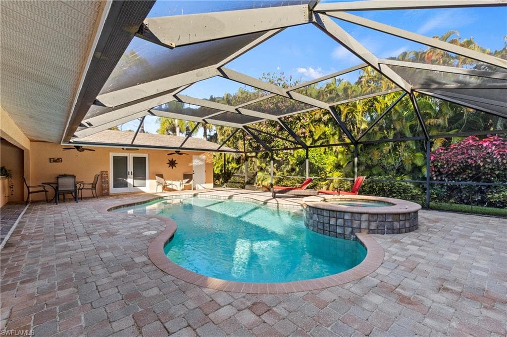 2569 Outrigger LN, NAPLES FL 34104-2