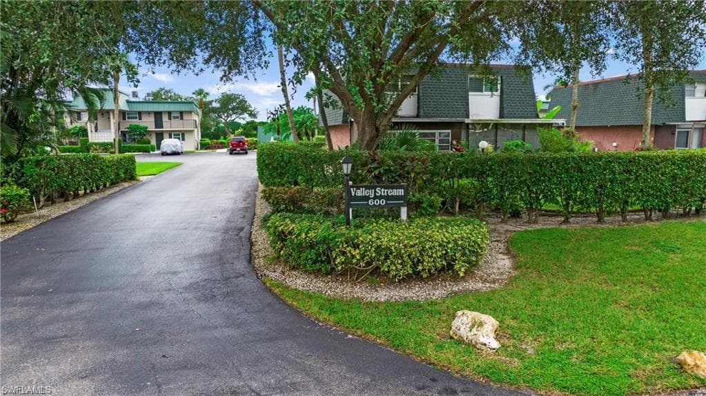 600 Valley Stream DR # I, NAPLES FL 34113-18