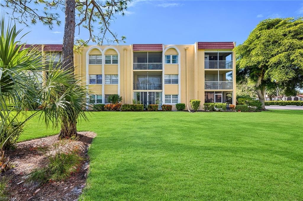 1086 Forest Lakes DR # 102, NAPLES FL 34105-26
