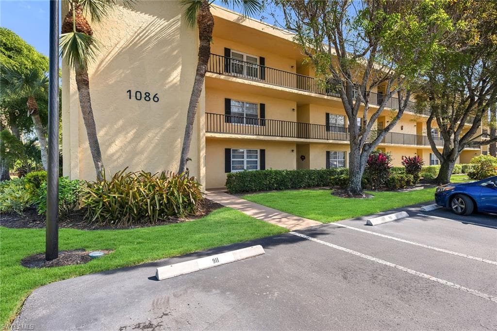 1086 Forest Lakes DR # 102, NAPLES FL 34105-25