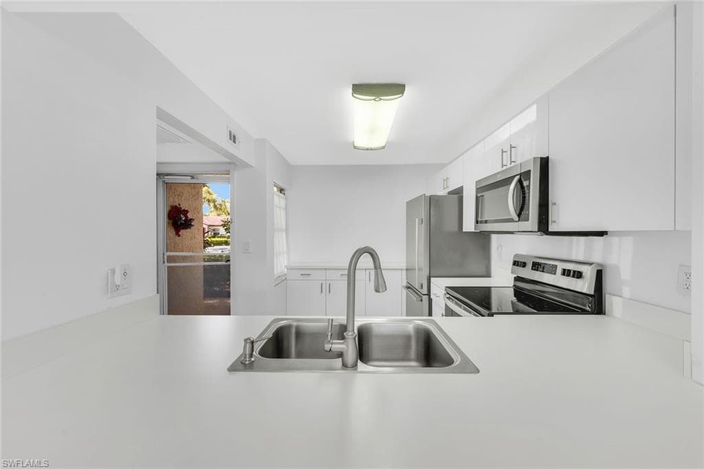 1086 Forest Lakes DR # 102, NAPLES FL 34105-4