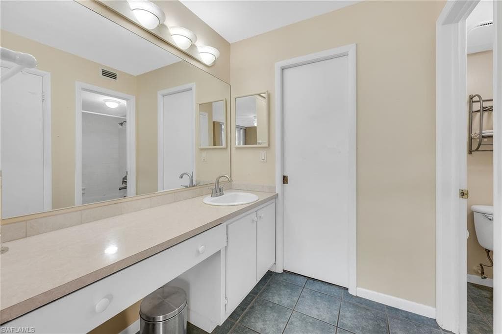 1086 Forest Lakes DR # 102, NAPLES FL 34105-17