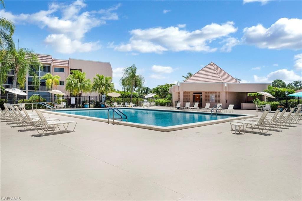 1086 Forest Lakes DR # 102, NAPLES FL 34105-30