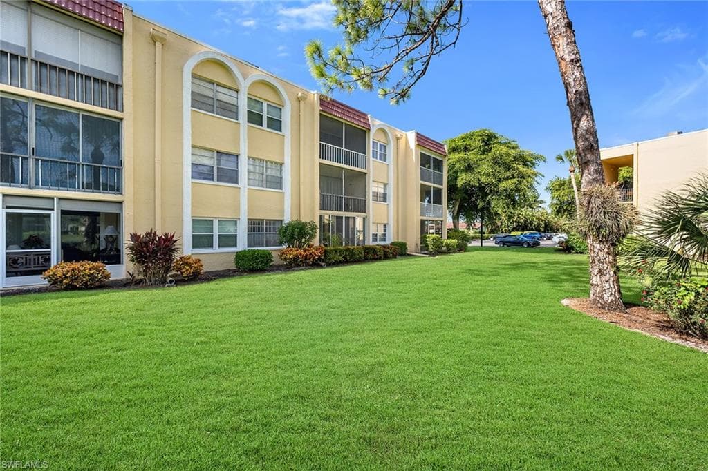 1086 Forest Lakes DR # 102, NAPLES FL 34105-28