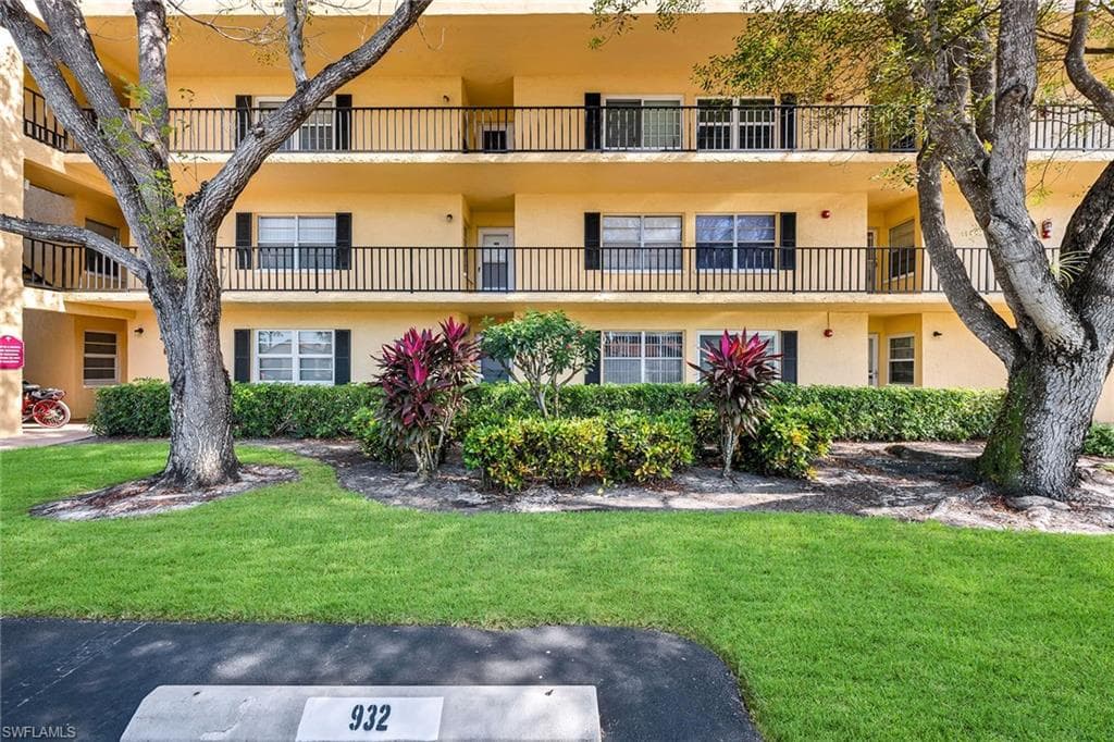 1086 Forest Lakes DR # 102, NAPLES FL 34105-24