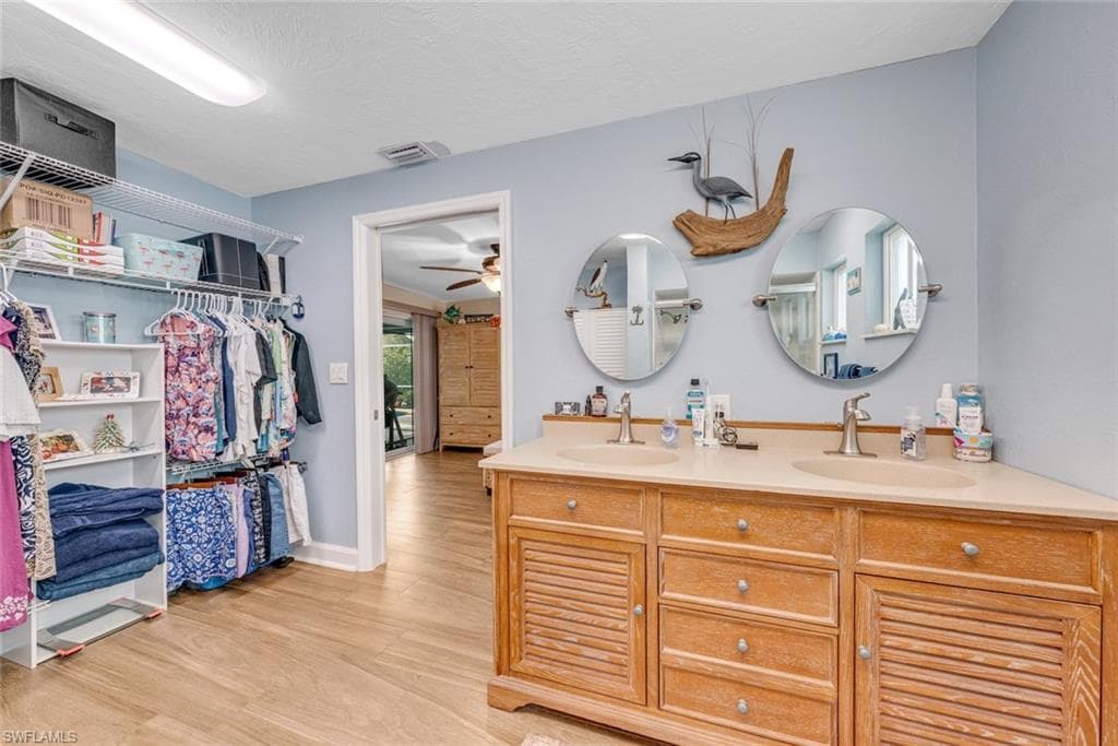 1076 Captains Walk ST, SANIBEL FL 33957-31