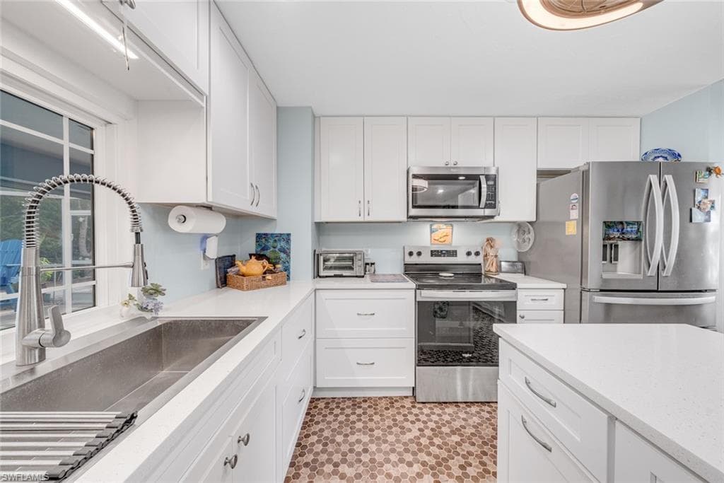 1076 Captains Walk ST, SANIBEL FL 33957-18