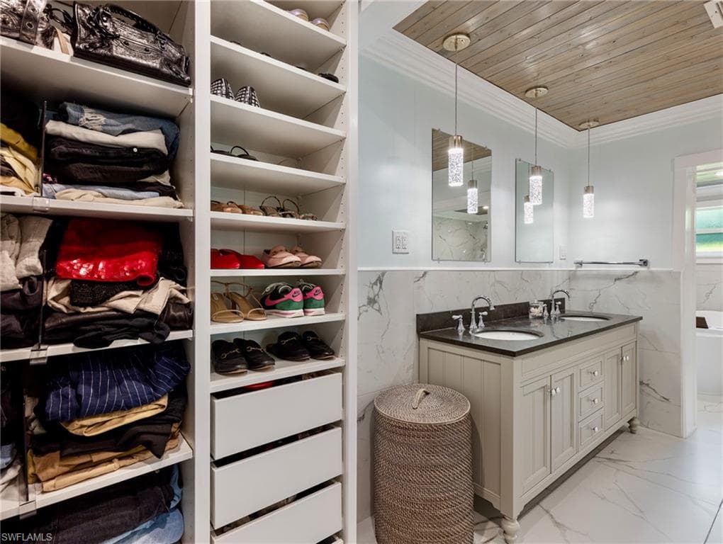 5812 Silvery LN, FORT MYERS FL 33919-19