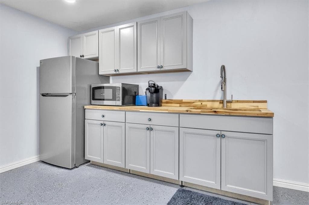 9470 Colony DR, NORTH FORT MYERS FL 33917-30