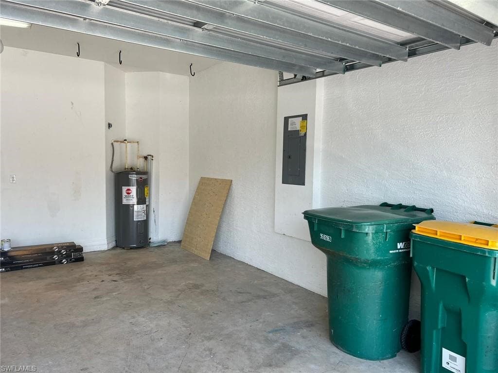 7515 Bristol CIR, NAPLES FL 34120-39