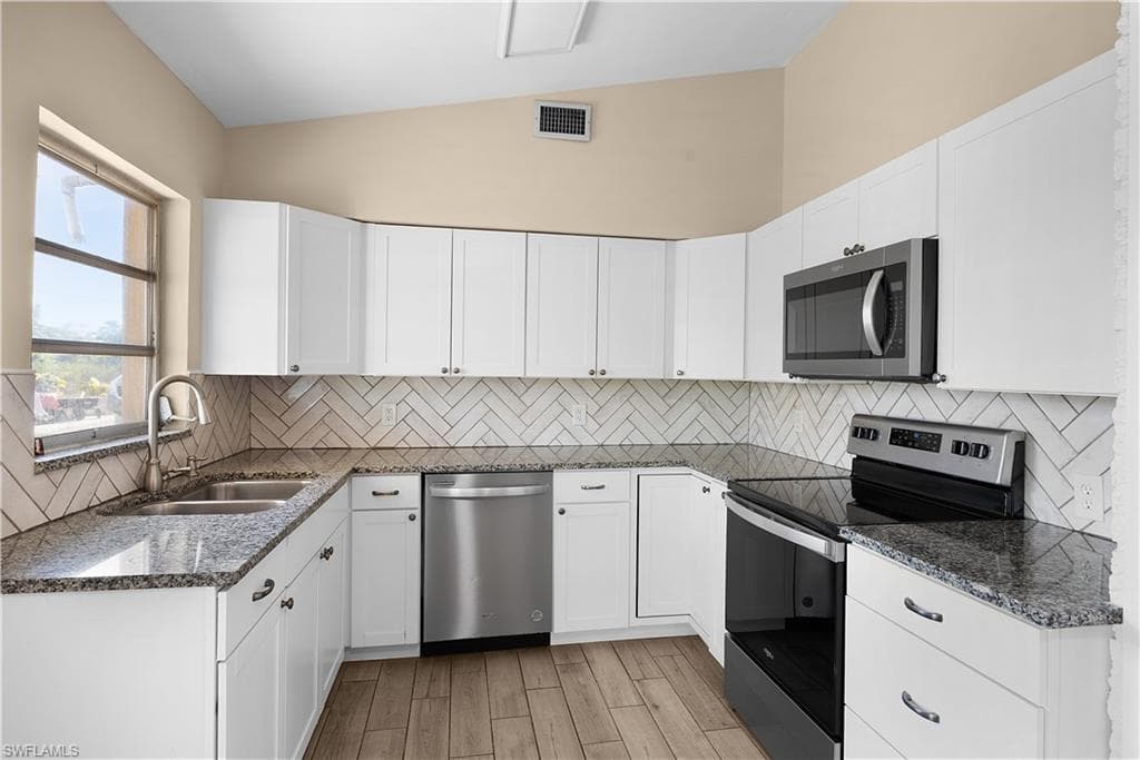 275 LAKEVIEW DR, NORTH FORT MYERS FL 33917-7