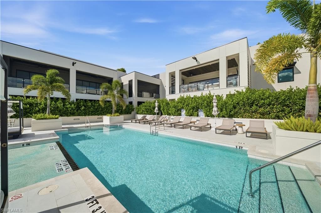 82 9th ST S # 301, NAPLES FL 34102-46