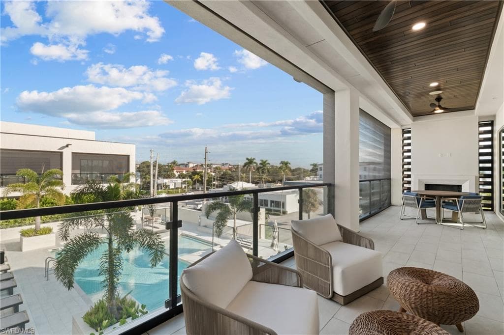 82 9th ST S # 301, NAPLES FL 34102-25