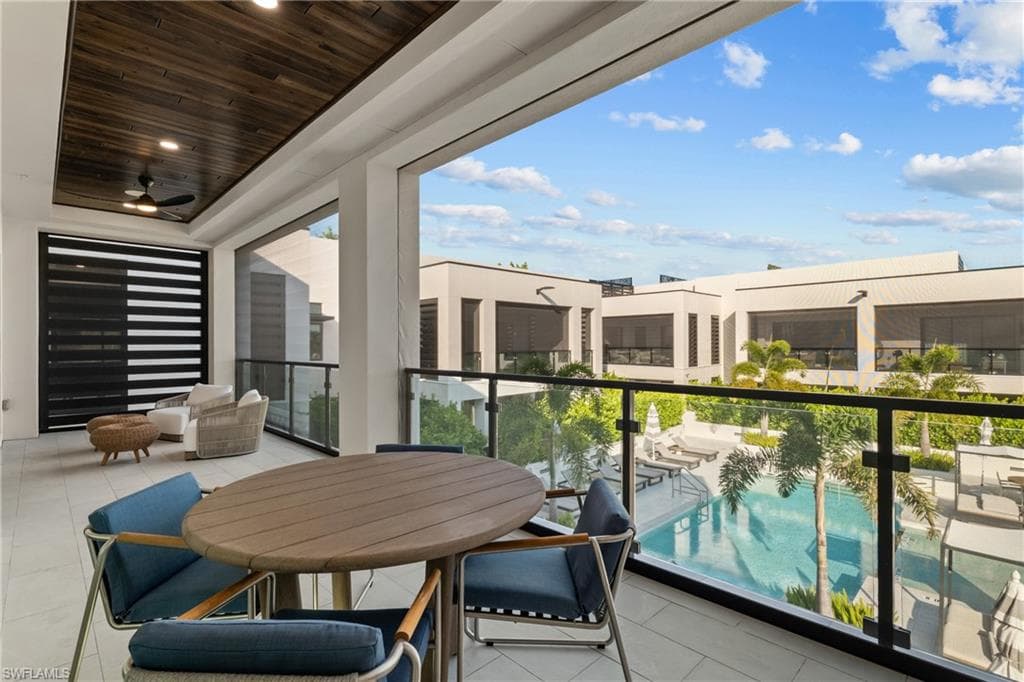 82 9th ST S # 301, NAPLES FL 34102-27